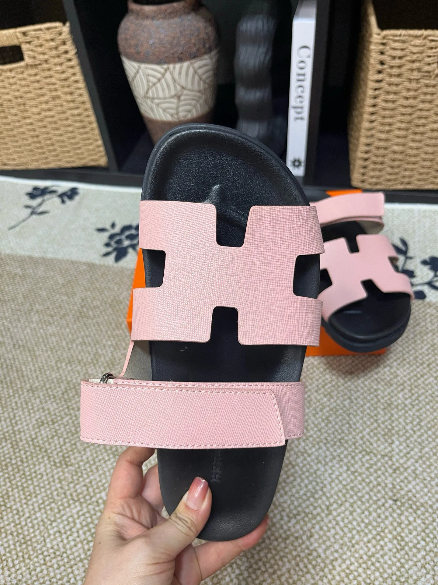 Factory price: 340💰Long-term availability Hermes men's Kazimir slippers for couples - top quality, Hermès woven calfskin functional sandals. The interwoven upper inspired by the "H" iconic pattern creates a casual look, which can be said to be a good companion for summer. Imported cowhide + cowhide lining + TU men's shoes💰Outsole Size: 35-46